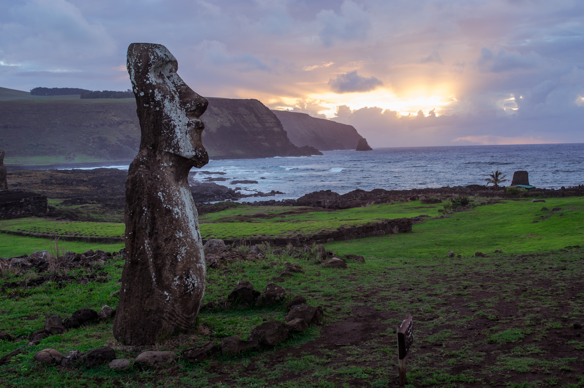 dawn-on-isla-de-pascua-rapa-nui-easter-island